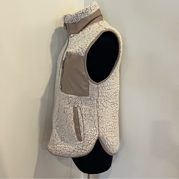 Abercrombie Cloud Sherpa Vest - Picture 4 of 7